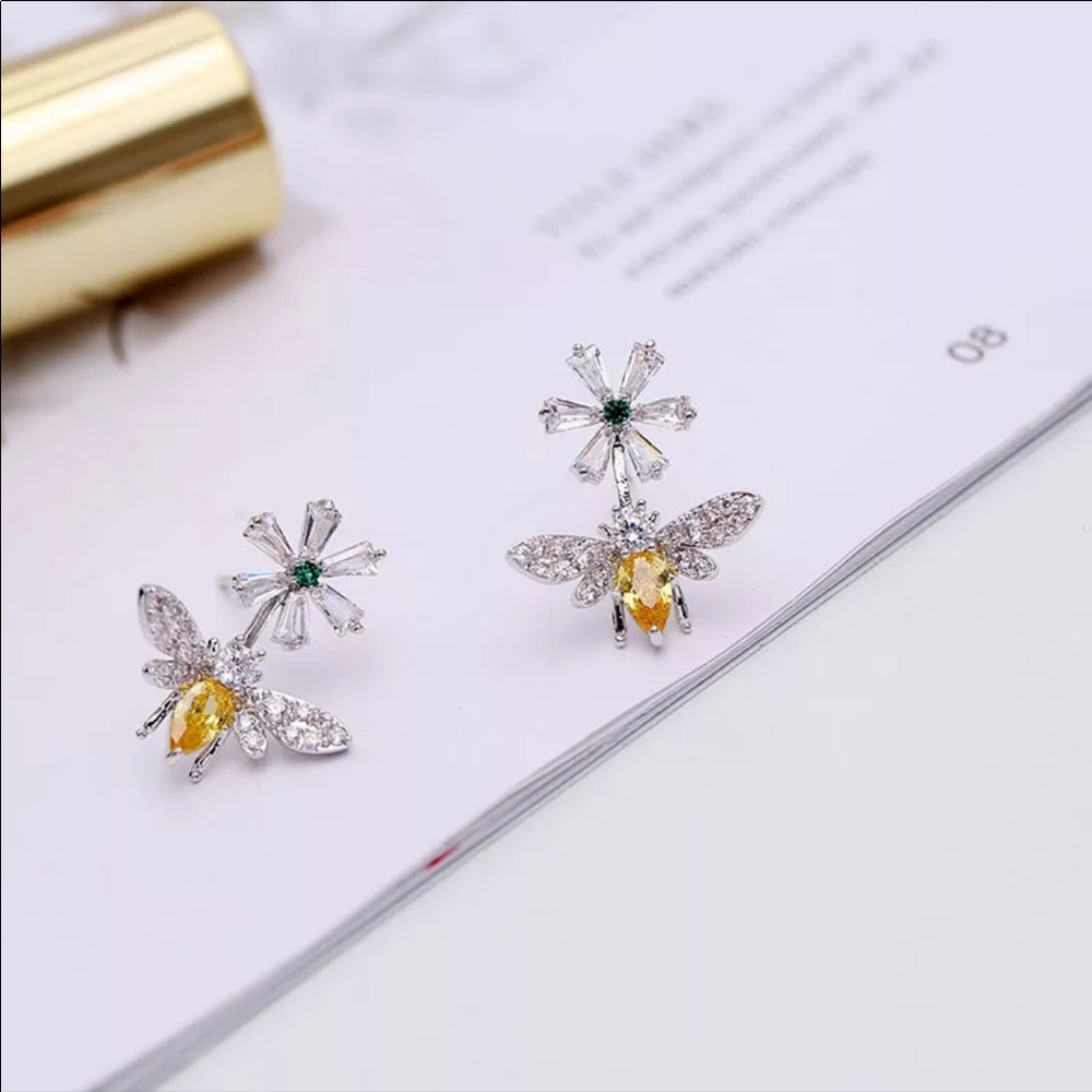 NEW Honey Bee Flower Stud Earrings - Picture 4 of 5